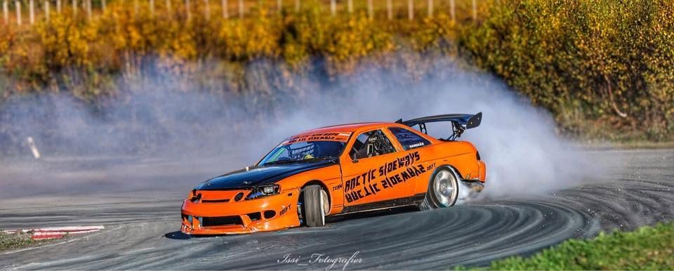 Orange driftbil i aksjon — Arctic Sideways